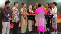 Selain itu, Menlu menyerahkan penghargaan Adam Malik Award kepada insan pers terkait penyebarluasan berita luar negeri antara lain kepada detikcom, harian Kompas, dan jurnalis dari antaranews.com.