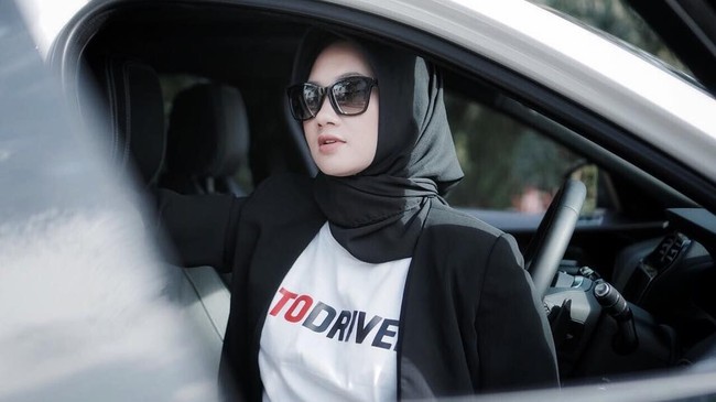 Dalam kesehariannya, Diandra Gautama lebih menyukai gaya jilbab konvensional dengan satu jarum di bawah dagu dan diikat ke belakang. Kali ini, ia menambahkan blazer hitam sebagai pelengkap saat berpose di dalam mobilnya. Foto: Dok. Instagram @diandragautama