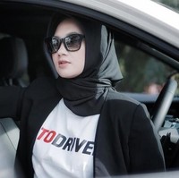 Dalam kesehariannya, Diandra Gautama lebih menyukai gaya jilbab konvensional dengan satu jarum di bawah dagu dan diikat ke belakang. Kali ini, ia menambahkan blazer hitam sebagai pelengkap saat berpose di dalam mobilnya. Foto: Dok. Instagram @diandragautama
