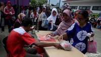 Bagi pemegang Kartu Jakarta Pintar (KJP) dapat membeli daging hanya dikenakan Rp 35.000 per kilogram.