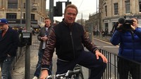 Selain berhadapan dengan dunia akting, Arnold juga seorang aktivis dan politis yang berpikiran kritis. Pada tahun 2003 dia terpilih menjadi Gubernur California yang ke-38. (schwarzenegger/Instagram)