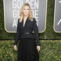 Aktris Michelle Pfeiffer, yang juga berumur 59 tahun, tampil cantik dengan padanan blazer dan gaun Dior. Tak hanya kecantikannya, bakat aktingnya juga tak lekang oleh waktu dan dibuktikan lewat nominasi aktris pendukung terbaik untuk serial TV. (Foto: Getty Images)