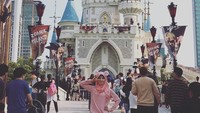 Tak ketinggalan, Kim Miso juga main ke Lotte World Adventure di Seoul, Korsel. Inilah taman rekreasi yang tak kalah seru dari Disneyland. (Instagram/@kimmiso1194)