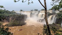 Iguazu bisa ditempuh selama 4,5 jam berkendara mobil dari Kota Posadas, ibukota Provinsi Misiones di Argentina. Kalau dari Brasil, waktu tempuh ke air terjun ini lebih panjang, sekitar 8 jam dari Curitiba, ibukota Parana (CNN Travel)