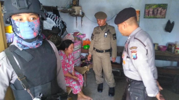 Pertengkaran Pasutri Ini Memaksa Satpol PP dan Polisi Turun Tangan