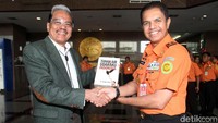 Kepala Basarnas Muhammad Syaugi menerima buku berjudul Tanah Air & Udaraku Indonesia dari Chappy Hakim.