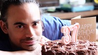 So sweeet, lagi-lagi di hari ulang tahun suaminya BCL membuat sajian cake yang cantik. Chocolate Orange Cake by me, tulis BCL dalam akun Instagramnya saat ucapkan ulang tahun Ashraf ke 37. Foto: Instagrambclsinclair