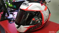 Untuk membuat helm makin ganteng maksimal, saat ini banyak yang memodifikasi helm, terutama helm full face ala pebalap MotoGP. Mereka pencinta helm biasanya memodifikasi helm dengan menambah spoiler sertai mengganti kaca atau visor cembung menjadi visor rata atau flat visor. Foto: Dok. Fhabian Motoshop.