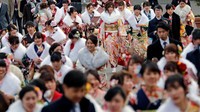 Hari Kedewasaan di Jepang ditandai dengan usia seorang wanita dan laki-laki yang sudah mencapai 20 tahun. REUTERS/Kim Kyung-Hoon.