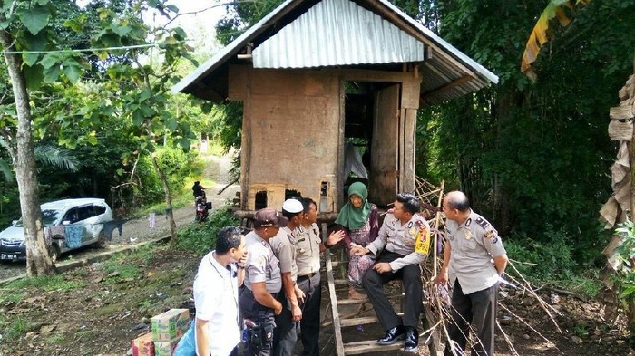 Kapolres Kunjungi Nenek Tunadaksa yang Urus Anak Cacat Mental