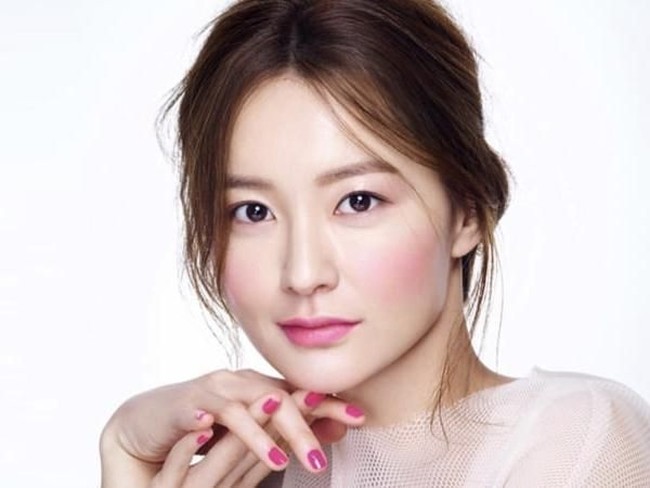 Tampil dengan makeup nuansa pink yang romantis, kecantikan Jung Yu Mi makin terlihat. Foto: Istimewa