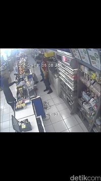 Aksi Teror Begal Bersenjata Katana di Bandung Ini Terekam CCTV