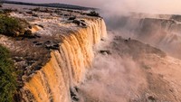 Ada salah satu bagian yang disebut Devils Throat, atau Tenggorokan Setan. Tenggorokan setan ini berupa aliran air berbentuk U yang sempit dan deras, diameter antara 150-170 meter (CNN Travel)