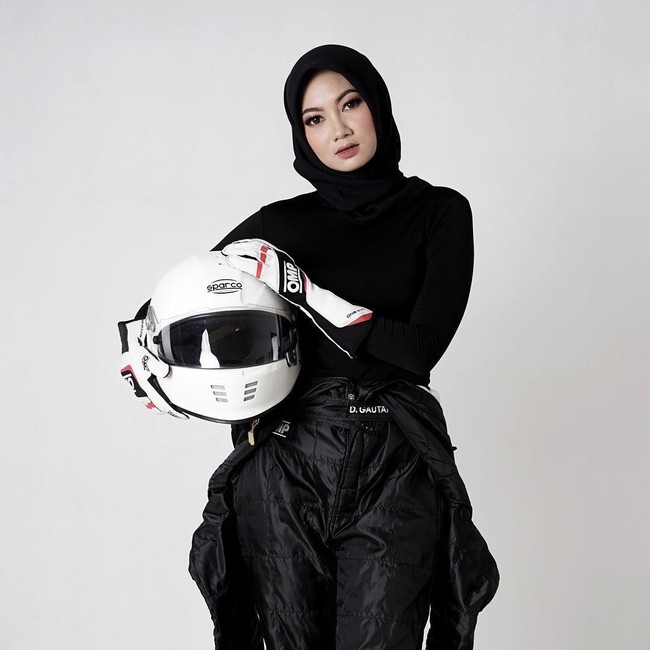 Diandra Gautama memutuskan berhijab sejak November 2017 lalu. Wanita yang sering unjuk keahlian di Indonesian Sentul Series of Motorsport (ISSOM) kelas 3.200 cc itu ramai pujian netizen saat awal mengunggah foto pertamanya setelah berhijab. Tampilannya tetap sporty dan simpel. Foto: Dok. Instagram @diandragautama
