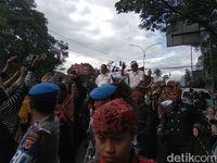 Dua DM Tunggangi Kuda ke Kantor KPU