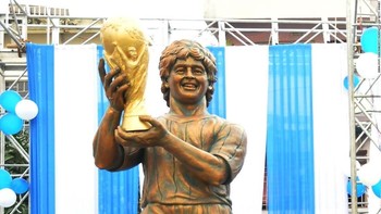 Kalau ini patung Maradona yang dibuat di India, mirip tidak? (Foto: Internet)