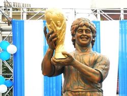 Deretan Patung Kocak yang Bikin Netizen Terpingkal