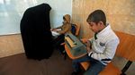 Melihat Semangat Anak Tunanetra di Irak Belajar Tulis dan Baca