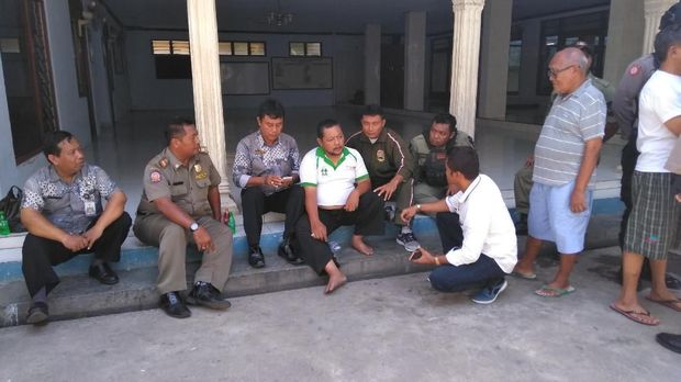 Munir (kaos putih berkerah hijau) dimintai keterangan oleh petugas