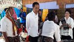 Jokowi dan Iriana Beli Tenun Ikat Rote Rp 600 Ribu