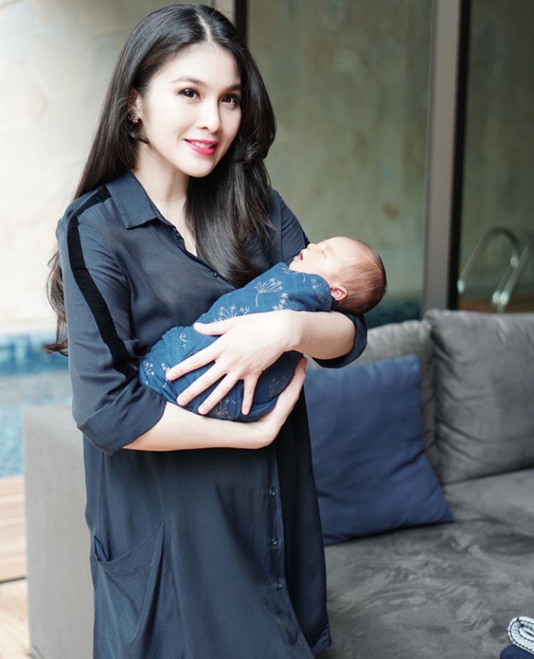 Baby RM, Anak Sandra Dewi Ini Memang Ganteng Sejak Lahir
