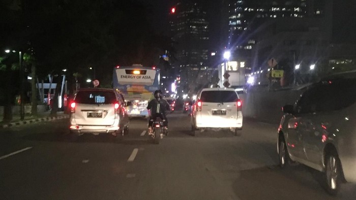 Rambu Masih Terpasang, Sudah Ada Motor yang Melintas di Thamrin