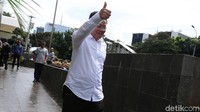 Numan Abdul Hakim berjalan meninggalkan gedung KPK.