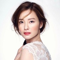 Makeup bernuansa peach memberi rona segar alami pada wajah imut Jung Yu Mi. Foto: Istimewa