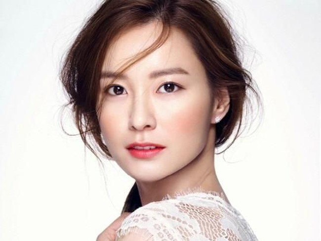 Makeup bernuansa peach memberi rona segar alami pada wajah imut Jung Yu Mi. Foto: Istimewa