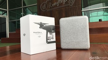 Ketika DJI Phantom 4 Pro Obsidian dikeluarkan dari kotak kemasan penjualan. Foto: Adi Fida Rahman/detikINET
