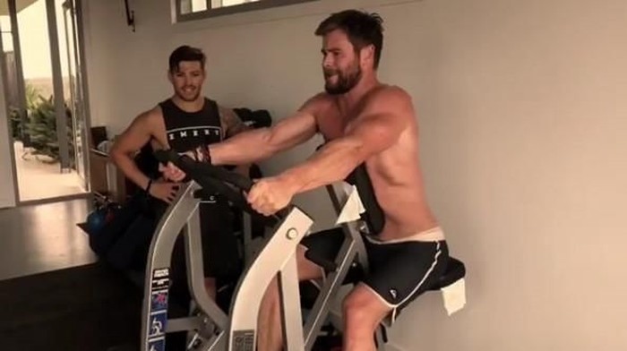 Menu olahraga HIIT beberapa kali dilakukan oleh Chris Hemsworth untuk mendapatkan tubuh idealnya. (Foto: Instagram/chrishemsworth) Menu olahraga HIIT beberapa kali dilakukan oleh Chris Hemsworth untuk mendapatkan tubuh idealnya. (Foto: Instagram/chrishemsworth)