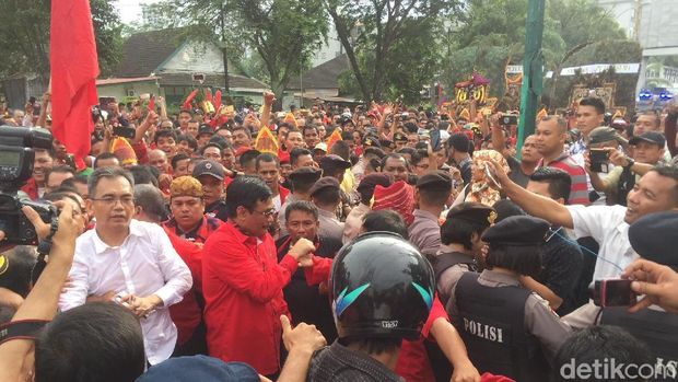  Pasangan Djarot Saiful Hidayat-Sihar Sitorus datang ke KPU untuk mendaftarkan diri sebagai bakal pasangan cagub-cawagub Sumatera Utara, Rabu (10/1/2018)
