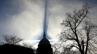 Bayangan ini muncul saat kabut menyelimuti Gedung US Capitol. Sinar matahari pagi yang menembus kabut itulah yang memunculkan bayangan (Foto: REUTERS/Kevin Lamarque)