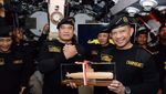 Momen Kapolri Diberi Brevet dari TNI AL di KRI Nagapasa 403