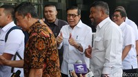 Yasonna Laoly mengacungkan kedua jempol sebelum diperiksa penyidik KPK.
