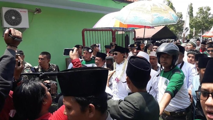 Diantar 10 Ketua Partai, Pasangan ADJIB Daftar ke KPU Pasuruan