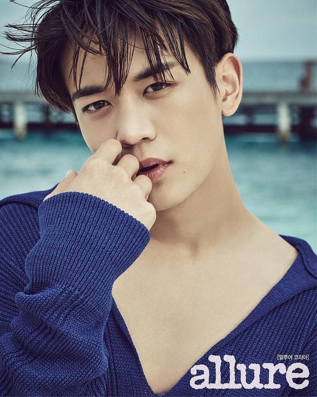 Minho Shinee dikagumi para fans karena wajahnya yang tampan. Penyanyi sekaligus aktor 27 tahun itu dikenal punya wajah yang kecil dari pada pria kebanyakan. Wajahnya pun dianggap para dokter memiliki golden ratio paling sempurna. Foto: Instagram