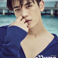 Minho Shinee dikagumi para fans karena wajahnya yang tampan. Penyanyi sekaligus aktor 27 tahun itu dikenal punya wajah yang kecil dari pada pria kebanyakan. Wajahnya pun dianggap para dokter memiliki golden ratio paling sempurna. Foto: Instagram