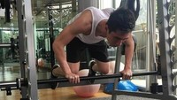 Untuk mendapatkan tubuh atletisnya itu, Verrell rupanya melakukan olahraga secara rutin. Foto: Instagram @bramastavrl