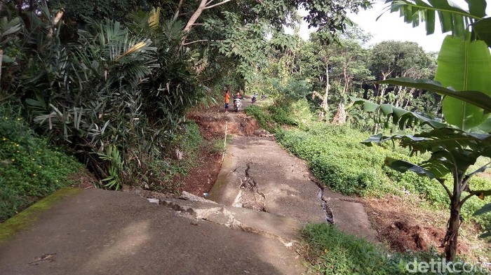 Jalan Antar Desa di Kabupaten Semarang Ini Amblas Hingga 2 Meter