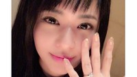 Sora Aoi mengumumkan akan segera mnikah. Ia pamer cincin spesialnya di Instagram.  Foto: Instagram/solaaoi