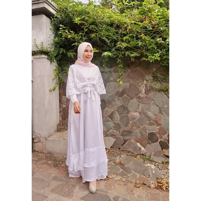 Anisa Rahma memakai dress warna ungu muda yang memiliki aksen cape brokat pada bagian atas. Cocok diterapkan untuk pergi kondangan atau acara resmi lainnya ketika acara dihelat pagi hari. Foto: Dok. Instagram @anisarahma_12