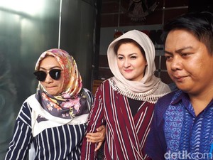 Usai Diperiksa KPK, Ny Deisti Hanya Lempar Senyum