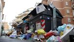 Ih..Jorok! Sampah Berserakan dan Menggunung di Jalanan Roma