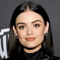 Lucy Hale merayakan bebas dari kecanduan alkohol pada 2023. Dalam podcast The Diary of a CEO, ia mengaku akar masalahnya bukan alkohol, melainkan rasa kosong dalam diri. “Saya pernah mencoba berubah demi orang lain, tapi akhirnya sadar, saya pantas mendapat lebih dari hidup ini,” ujarnya. Foto: Getty Images