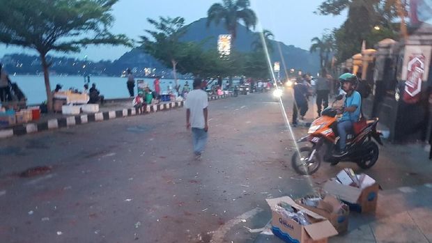 Usai Daftar, Cagub Papua John Wempi Ajak Pendukung Bersihkan Sampah