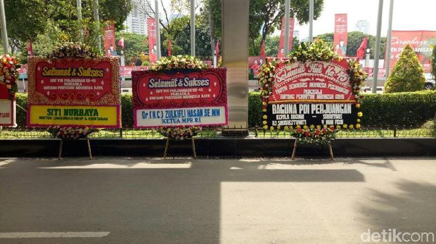 Karangan bunga berjejer di arena HUT ke-45 PDIP.