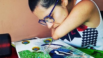 Aksi Zuly Sanguino saat melukis dengan keterbatasan yang ia miliki. Hasilnya pun sama seperti dengan orang normal.  Foto: Bored Panda