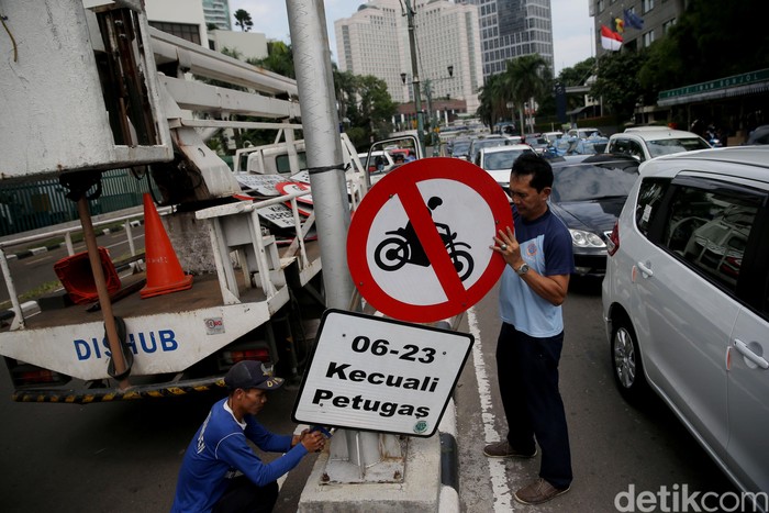 Dishub Copot Rambu Larangan Melintas Motor Di Hi Monas