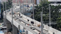 Pekerja mengerjakan pemasangan rel pada proyek pembangunan jalur layang MRT.